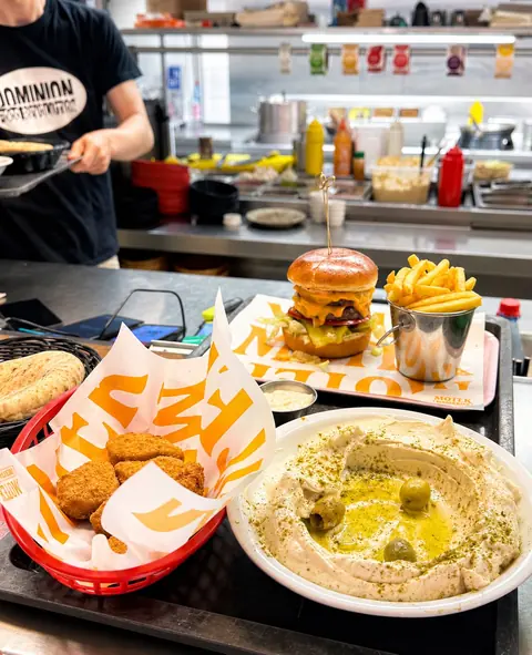 Veganer Burger mit Pommes und Hummus in Frankfurt