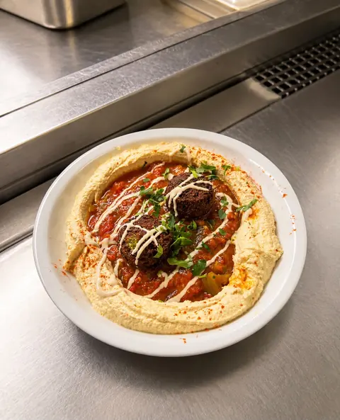 Hummus-Teller mit veganem Topping bei Dominion Food Revolution