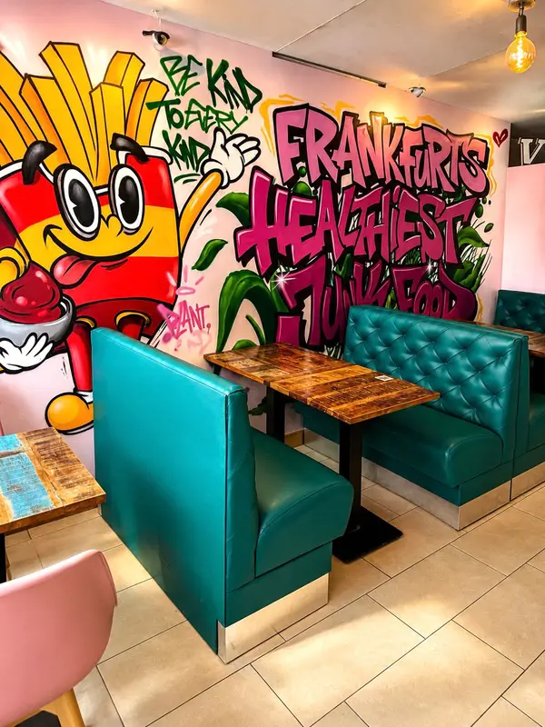 Dominion Food Revolution – Innenraum mit Wandbild Frankfurt's Healthiest Junk Food