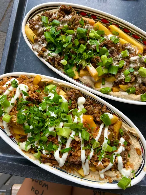 Vegane Loaded Fries Bowls mit frischen Kräutern in Frankfurt