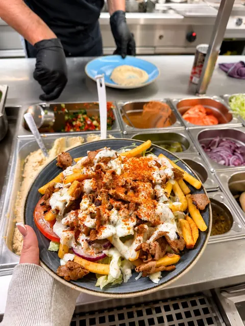 Frisch zubereitete vegane Loaded Fries bei Dominion Food Revolution