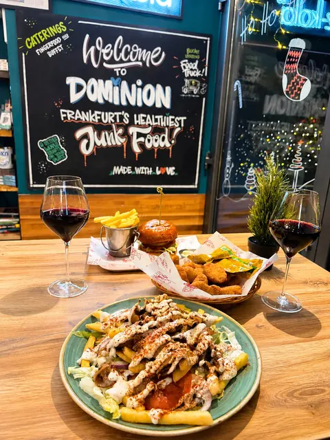 Vegane Loaded Fries im Restaurant in Frankfurt