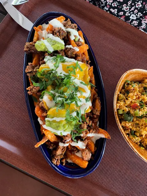 Veganer Loaded-Fries-Teller von Dominion Food Revolution