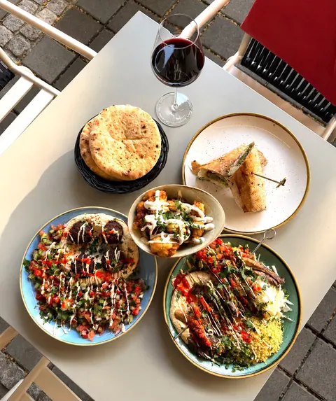Vegane Mezze mit Falafel, Salat und Dips in Frankfurt