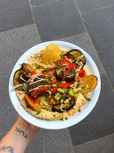 Vegane Bowl mit Hummus, Falafel und frischem Gemüse in Frankfurt