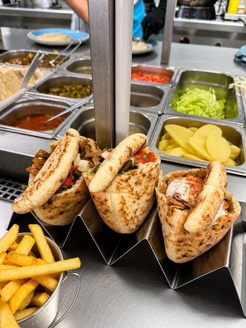 Vegane Pita-Wraps mit Pommes bei Dominion Food Revolution