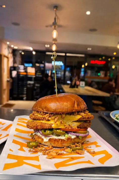 Veganer Burger bei Dominion Food Revolution in Frankfurt