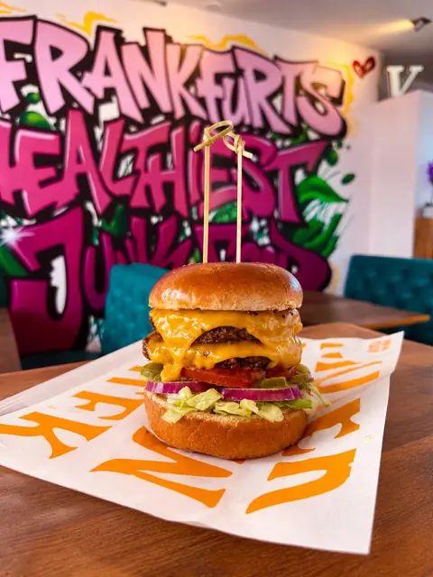 Veganer Burger vor Frankfurt’s Healthiest Junk Food Mural