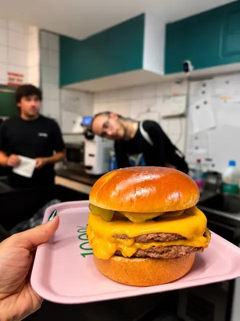 Veganer Cheeseburger aus der Küche von Dominion Food Revolution